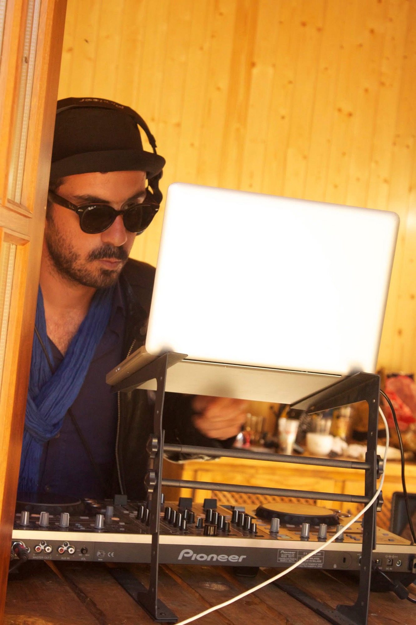 KULAS a atuar ao lado de outro artista.