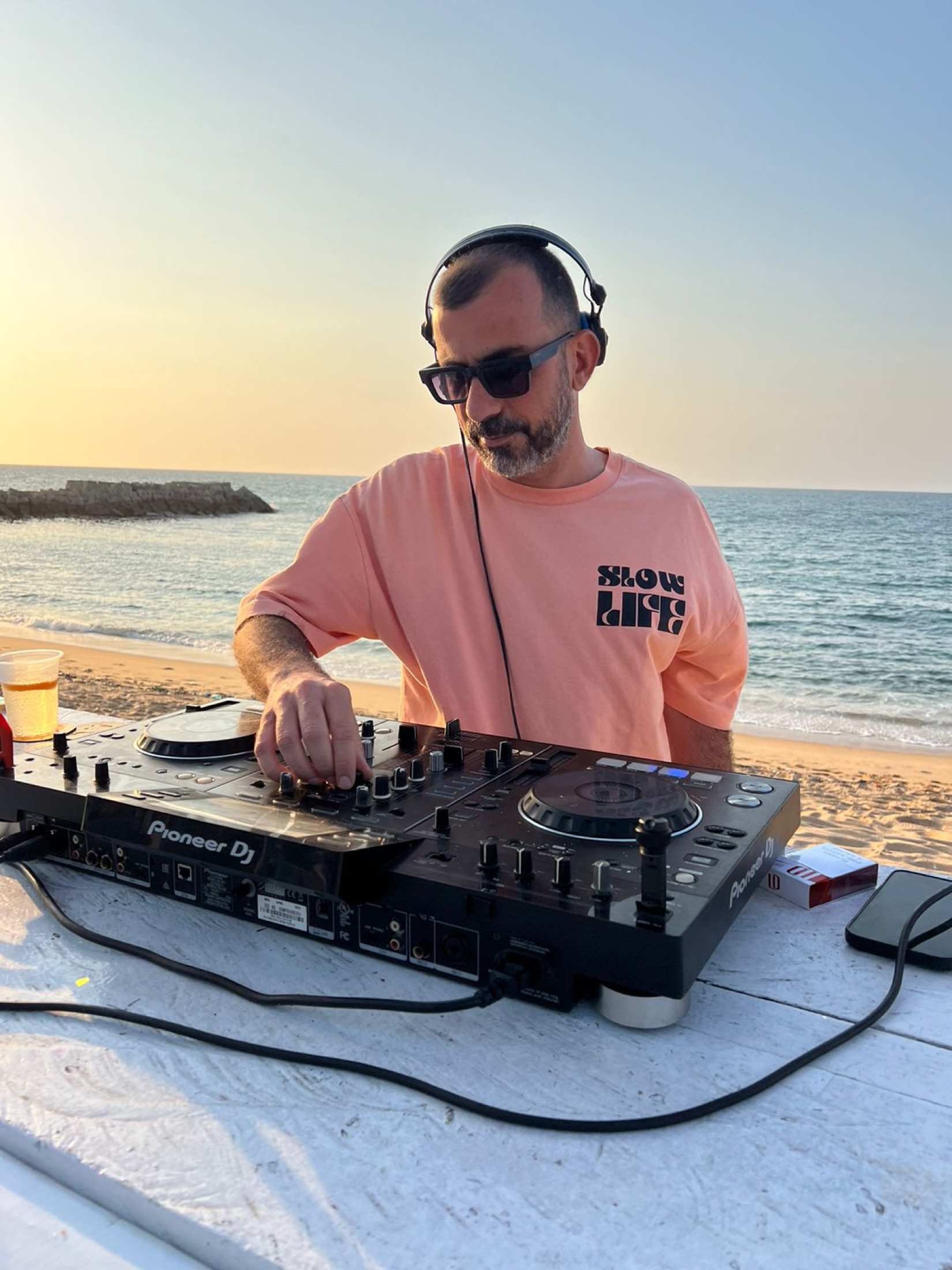 KULAS a atuar ao pôr do sol junto ao mar.